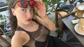 Dindi Jane: las inagotables facetas de una artista multiplataforma