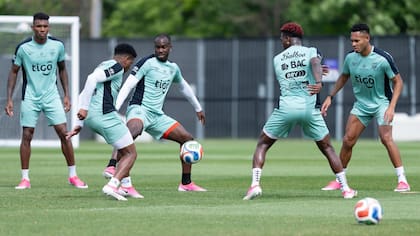 Los tuvieron que separar: jugadores de Panamá casi se van a los combos antes de su último partido en el Mundial
