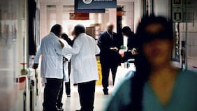 Bebé murió y madre perdió su útero: formalizarán a médicos por método violento y prohibido en un parto