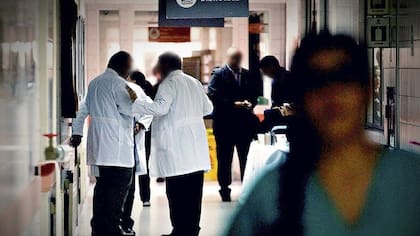 Bebé murió y madre perdió su útero: formalizarán a médicos por método violento y prohibido en un parto