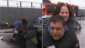 “No se puede quedar ahí”: periodista rescata en vivo a mujer atrapada en su auto en una calle inundada