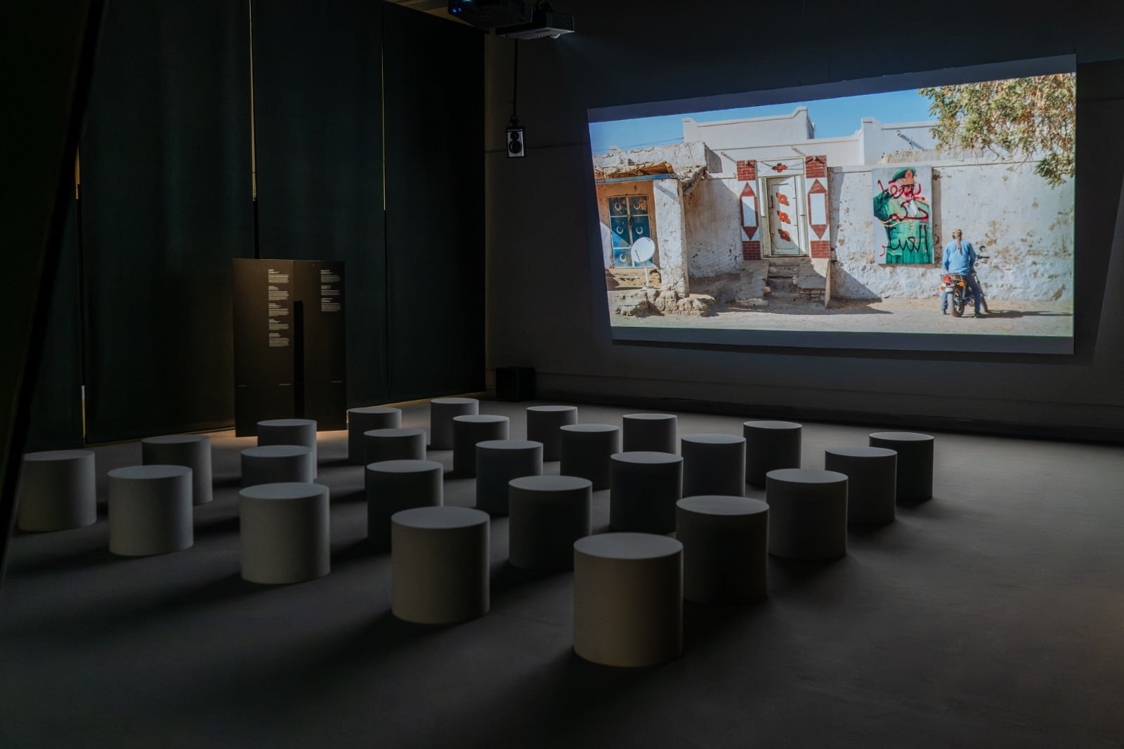 La aclamada exposición “Your Ghosts Are Mine” se extiende en Santiago: estará hasta el 1 de noviembre