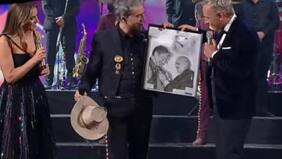 El comentado dibujo que recibió Alejandro Fernández en Viña: recordó el collage de Miguel Bosé