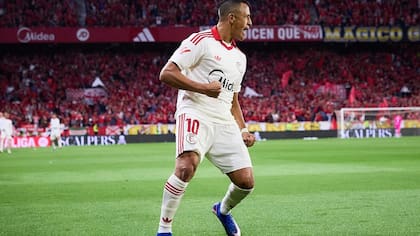“Ha estado fenomenal”: Alexis Sánchez supera las críticas y fue clave en victoria del Sevilla