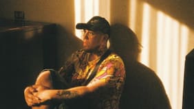 Patito Pena dejó de ser el guitarrista de... para contar su propia historia con su tema “Por mucho tiempo más”