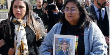 Madre de Franco Vargas llegó hasta La Moneda y exige justicia.