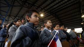 Comisión aprueba obligación de entonar el himno nacional e izar la bandera todos los lunes en colegios