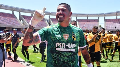 “No me llegaron al arco”: Mono Sánchez respondió con ironía a cuestionamientos de Felipe Gutiérrez