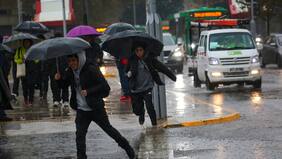 Confirman suspensión total de clases en la Región Metropolitana: hay serios estragos por sistema frontal