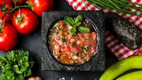 Destacan al chancho en piedra como la salsa mejor valorada del mundo: el pebre también aparece en la lista