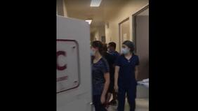 Familiares de fallecido por Covid-19 atacan a funcionarios de Hospital El Pino