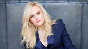 Rebel Wilson confirmó su relación con reconocida diseñadora estadounidense