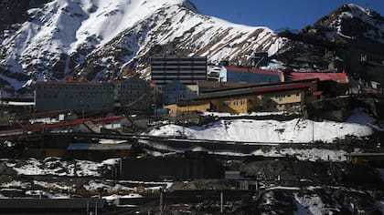 Impacto por alud de barro en mina El Teniente: un trabajador fue rescatado y otros dos esperan ser evacuados