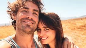 Ahora hace muebles, cuchillos y limpia la huerta: la nueva vida de Matías Assler junto a Juana Ringeling en Cachagua