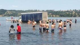 Insólito: camión se interna en aguas de Lago Llanquihue
