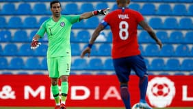 La reacción de Claudio Bravo tras mensaje de Arturo Vidal por su retiro del fútbol: se enteró en vivo de la dedicatoria