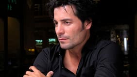 "Chayanne nunca se involucra en temas políticos...", responden representantes del cantante tras meme del Apruebo con su imagen compartido por un momento por el Presidente Boric en Instagram