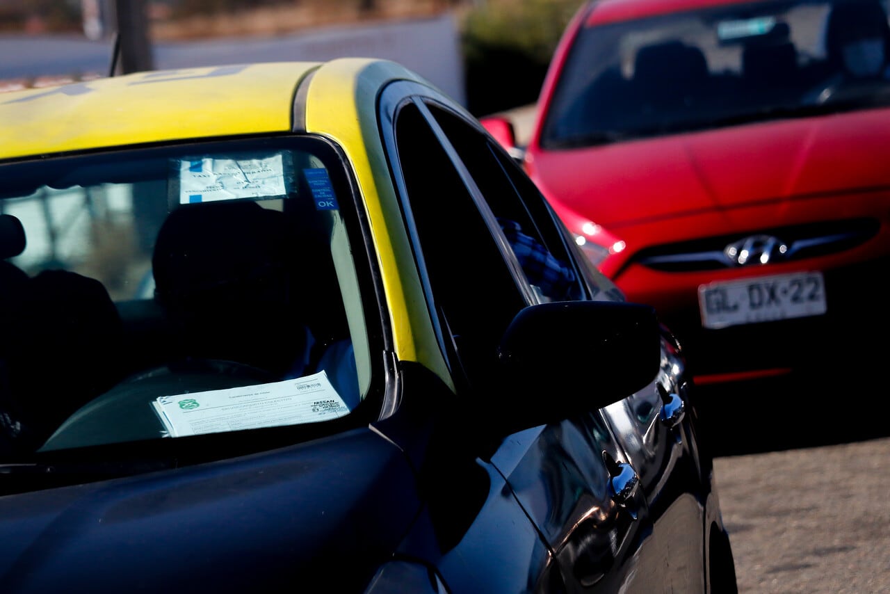 Taxista fue detenido tras estafar a turista holandés en el aeropuerto de Santiago