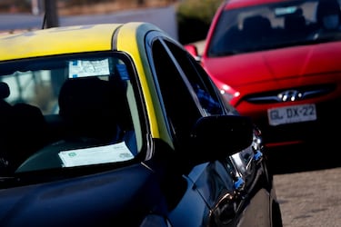 Taxista fue detenido tras estafar a turista holandés en el aeropuerto de Santiago