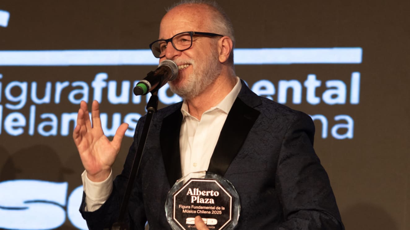 “Un premio al trabajo”: Alberto Plaza recibe uno de los máximos reconocimientos de la música chilena