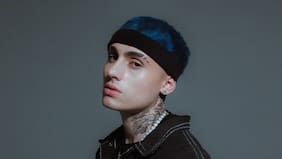 Las reggaetoneras aventuras de Benja Valencia: el revival del reggaetón old school, abrir Lollapalooza 2026 y lesionarse la mano por andar peleando corte Street Fighter