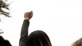 Mujer demandó a hijas de pareja fallecida y ganó herencia: fueron 15 años de convivencia