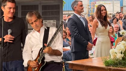 El senador Javier Macaya y la comunicadora “Kat” Echaiz se casaron con invitados como Pancha Merino y Lagos Weber y Luciano Cruz-Coke puso el rock