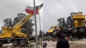 Quiso aportar... arruinó: Grúa colapsó mientras intentaba trasladar una embarcación en Constitución