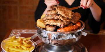 Dueño de parrillada cobra venganza contra cliente vegano que dejó reseña de una estrella