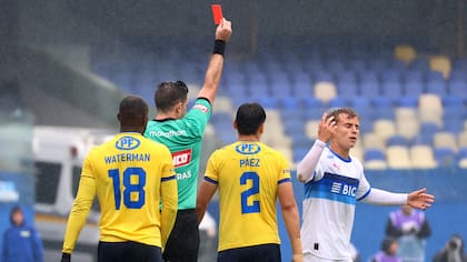 “Nos dejó con uno menos porque él quiso”: Garnero se lanzó contra el arbitraje tras empate de la UC