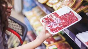 ¡Ojo con lo que comes! Estudio encuentra microplásticos en proteínas como la carne de vacuno, el pollo y el tofu