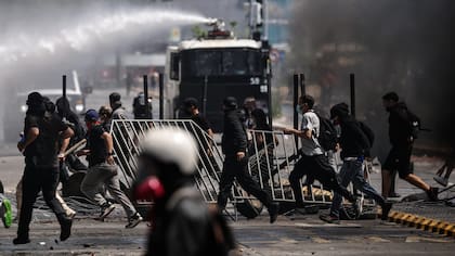 Carabineros reporta 29 detenidos tras incidentes en marcha por aniversario del estallido social en Santiago