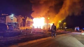 Tragedia: 3 niños murieron en incendio cuando sus padres salieron para despedir a un amigo
