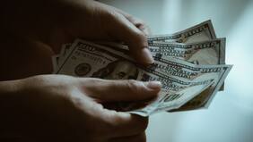 Por primera vez en cuatro meses: Dólar alcanza un valor bajo los $900