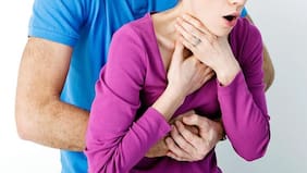 Esta es la maniobra que aplicó un mesero para salvar la vida de una clienta: se había atorado con un trozo de queso