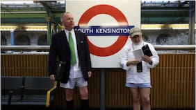 En Londres celebraron el Día de viajar sin pantalones en el Metro