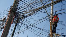 Tragedia en Macul: Hombre muere electrocutado tras intervenir en tendido eléctrico