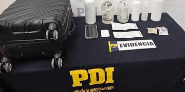 Detienen a un ciudadano mexicano en el Aeropuerto de Santiago: transportaba metanfetamina líquida en su equipaje