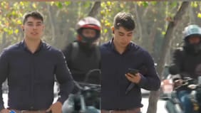 Registro muestra cómo motochorros intentan robar dos veces el celular a un periodista de CHV