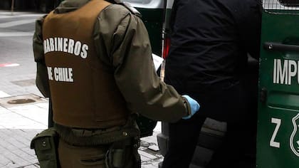 Una locura: hombre enfurecido impactó contra colectivo en plena vía pública en Puerto Montt