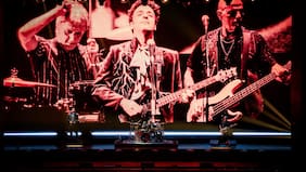 Busco calor en esa imagen de video: con Gustavo Cerati modo virtual Soda Stereo emociona en su regreso a Chile