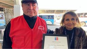 Guardia acompañó a mujer que había perdido bus en la noche: recibió reconocimiento del Gobierno