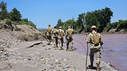 Tragedia familiar: hallan a madre arrastrada por el río Tinguiririca y sigue búsqueda de su pequeña hija y de amigo