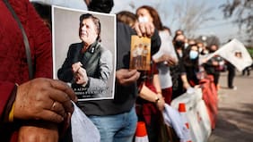 Con un ramito de Violetas y una lágrima en la garganta: así fue la multitudinaria despedida de Zalo Reyes