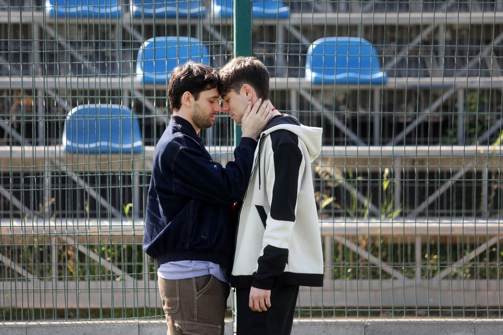 Canal 13 anuncia el estreno de "Un corazón como el tuyo", nueva mininovela LGBT sobre fútbol y trasplantes
