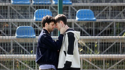 Una historia de amor entre dos chicos y centrada en el fútbol: la nueva teleserie vertical que prepara Canal 13