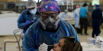 ALTO HOSPICIO: Realizan PCR a trabajadores de Feria Agropecuaria