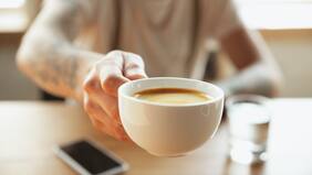 Mujer es acusada de intentar envenenar a colegas: puso viagra en sus cafés