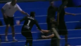 Escándalo en el fútbol uruguayo: arquero fue expulsado y se metió a la tribuna a pelear con un hincha rival