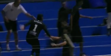 Escándalo en el fútbol uruguayo: arquero fue expulsado y se metió a la tribuna a pelear con un hincha rival